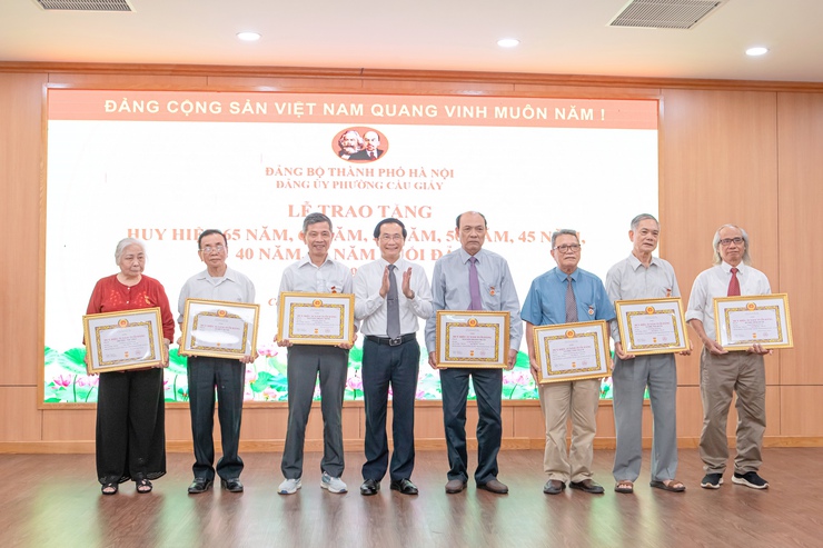 97 đảng viên phường Cầu Giấy nhận Huy hiệu Đảng đợt 19-5: Dấu son của niềm tin, bản lĩnh và sự cống hiến- Ảnh 4.