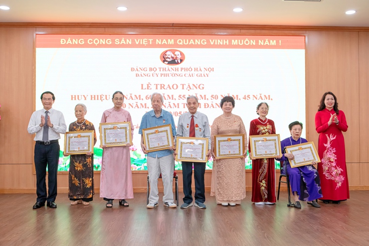 97 đảng viên phường Cầu Giấy nhận Huy hiệu Đảng đợt 19-5: Dấu son của niềm tin, bản lĩnh và sự cống hiến- Ảnh 3.