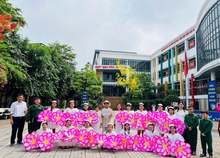 Tưng bừng “Ngày hội công nhận hoàn thành Chương trình Rèn luyện đội viên” Tuyên dương Cháu ngoan Bác Hồ – Chủ nhân Thăng Long
Hội thi “Chúng em kể chuyện Bác Hồ” của Liên đội trường Tiểu học Thúy Lĩnh- Ảnh 3.