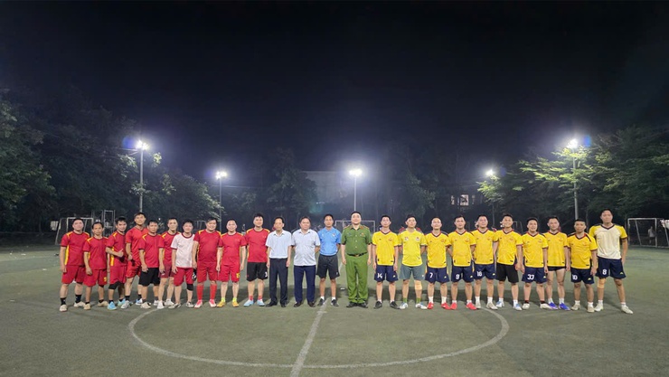 Giao hữu bóng đá chào mừng 136 năm Ngày sinh Chủ tịch Hồ Chí Minh: Gắn kết tinh thần đoàn kết, lan tỏa khí thế thi đua- Ảnh 2.