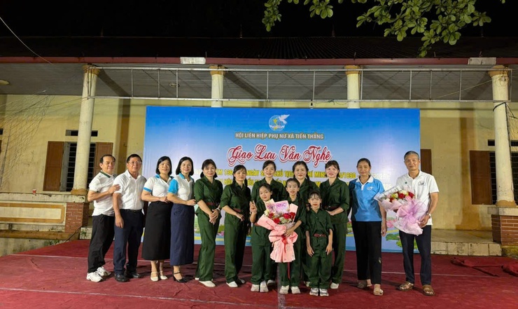 RỰC RỠ ĐÊM GIAO LƯU VĂN NGHỆ TẠI SÂN ĐÌNH THÔN THANH VÂN - Ảnh 1.