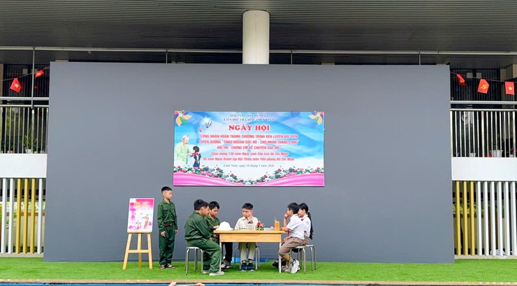 Tưng bừng “Ngày hội công nhận hoàn thành Chương trình Rèn luyện đội viên” Tuyên dương Cháu ngoan Bác Hồ – Chủ nhân Thăng Long
Hội thi “Chúng em kể chuyện Bác Hồ” của Liên đội trường Tiểu học Thúy Lĩnh- Ảnh 4.
