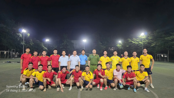 Giao hữu bóng đá chào mừng 136 năm Ngày sinh Chủ tịch Hồ Chí Minh: Gắn kết tinh thần đoàn kết, lan tỏa khí thế thi đua- Ảnh 5.