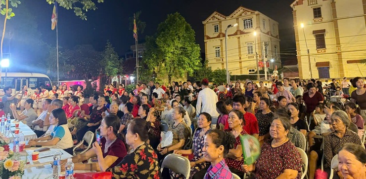 RỰC RỠ ĐÊM GIAO LƯU VĂN NGHỆ TẠI SÂN ĐÌNH THÔN THANH VÂN - Ảnh 2.
