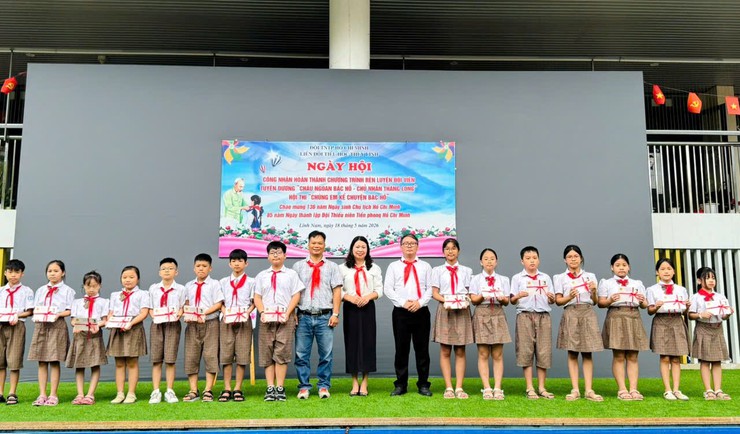 Tưng bừng “Ngày hội công nhận hoàn thành Chương trình Rèn luyện đội viên” Tuyên dương Cháu ngoan Bác Hồ – Chủ nhân Thăng Long
Hội thi “Chúng em kể chuyện Bác Hồ” của Liên đội trường Tiểu học Thúy Lĩnh- Ảnh 6.
