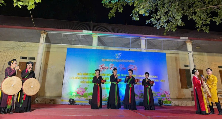 RỰC RỠ ĐÊM GIAO LƯU VĂN NGHỆ TẠI SÂN ĐÌNH THÔN THANH VÂN - Ảnh 3.