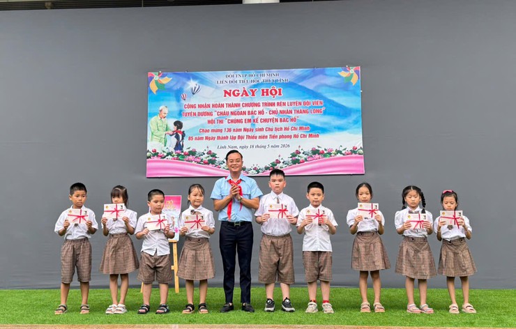 Tưng bừng “Ngày hội công nhận hoàn thành Chương trình Rèn luyện đội viên” Tuyên dương Cháu ngoan Bác Hồ – Chủ nhân Thăng Long
Hội thi “Chúng em kể chuyện Bác Hồ” của Liên đội trường Tiểu học Thúy Lĩnh- Ảnh 7.
