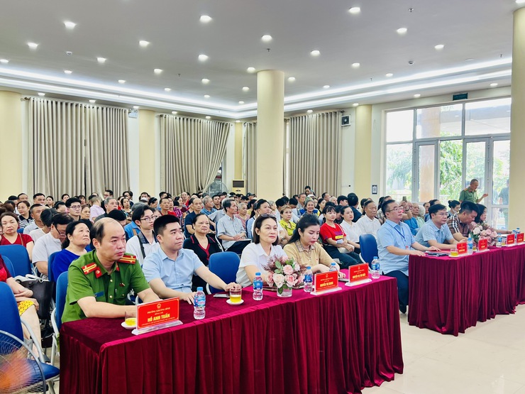 UBND phường Khương Đình tổ chức bốc thăm căn hộ tái định cư phục vụ dự án đường vành đai 2,5
- Ảnh 1.