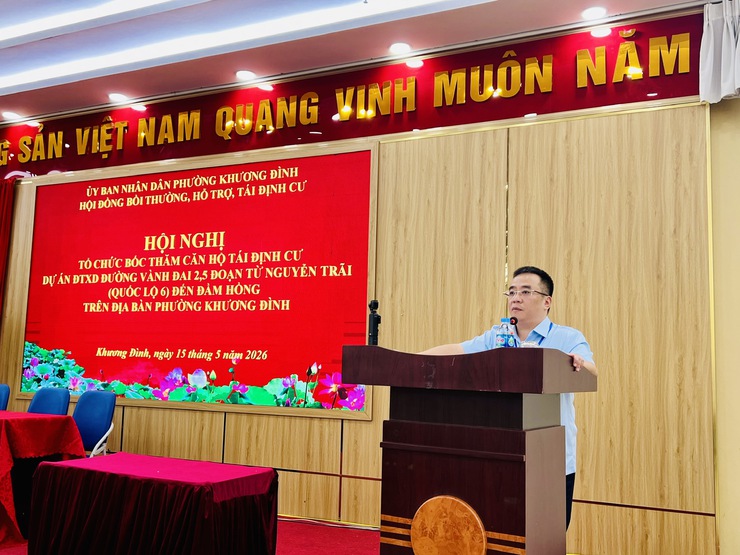 UBND phường Khương Đình tổ chức bốc thăm căn hộ tái định cư phục vụ dự án đường vành đai 2,5
- Ảnh 2.