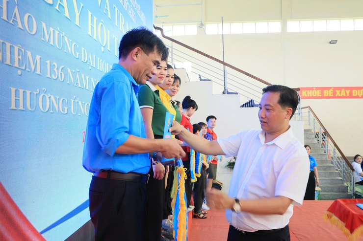 CÔNG ĐOÀN XÃ THƯ LÂM TỔ CHỨC NGÀY HỘI THỂ THAO CHÀO MỪNG CÁC SỰ KIỆN TRỌNG ĐẠI CỦA ĐẤT NƯỚC
- Ảnh 12.