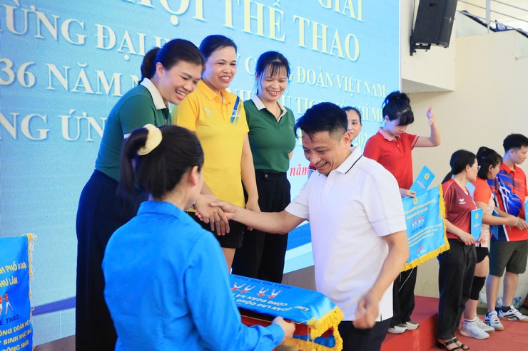 CÔNG ĐOÀN XÃ THƯ LÂM TỔ CHỨC NGÀY HỘI THỂ THAO CHÀO MỪNG CÁC SỰ KIỆN TRỌNG ĐẠI CỦA ĐẤT NƯỚC
- Ảnh 8.