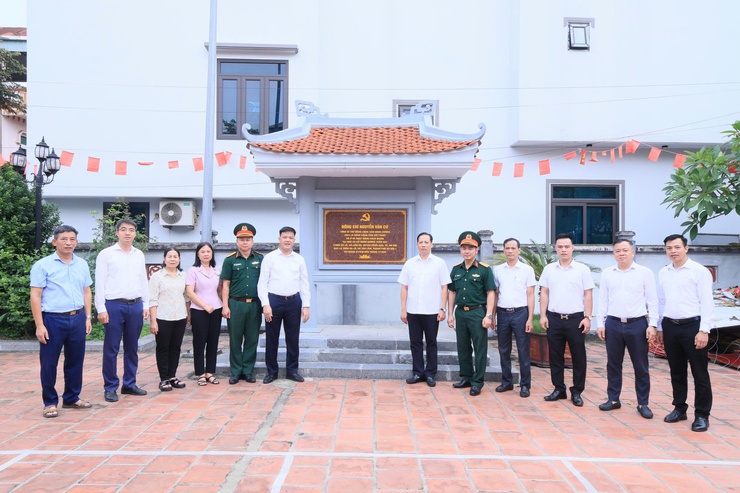 CÁC ĐỒNG CHÍ LÃNH ĐẠO XÃ THƯ LÂM TỔ CHỨC DÂNG HƯƠNG, THAM QUAN KHU LƯU NIỆM TỔNG BÍ THƯ NGUYỄN VĂN CỪ- Ảnh 10.