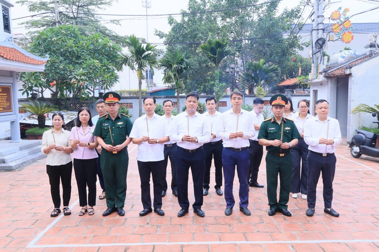CÁC ĐỒNG CHÍ LÃNH ĐẠO XÃ THƯ LÂM TỔ CHỨC DÂNG HƯƠNG, THAM QUAN KHU LƯU NIỆM TỔNG BÍ THƯ NGUYỄN VĂN CỪ- Ảnh 1.