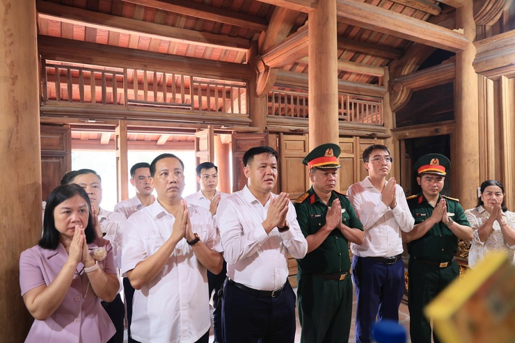 CÁC ĐỒNG CHÍ LÃNH ĐẠO XÃ THƯ LÂM TỔ CHỨC DÂNG HƯƠNG, THAM QUAN KHU LƯU NIỆM TỔNG BÍ THƯ NGUYỄN VĂN CỪ- Ảnh 2.