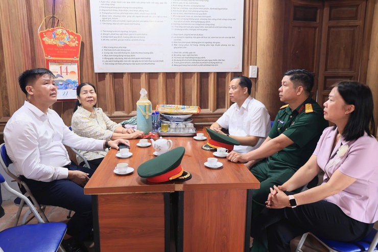 CÁC ĐỒNG CHÍ LÃNH ĐẠO XÃ THƯ LÂM TỔ CHỨC DÂNG HƯƠNG, THAM QUAN KHU LƯU NIỆM TỔNG BÍ THƯ NGUYỄN VĂN CỪ- Ảnh 6.