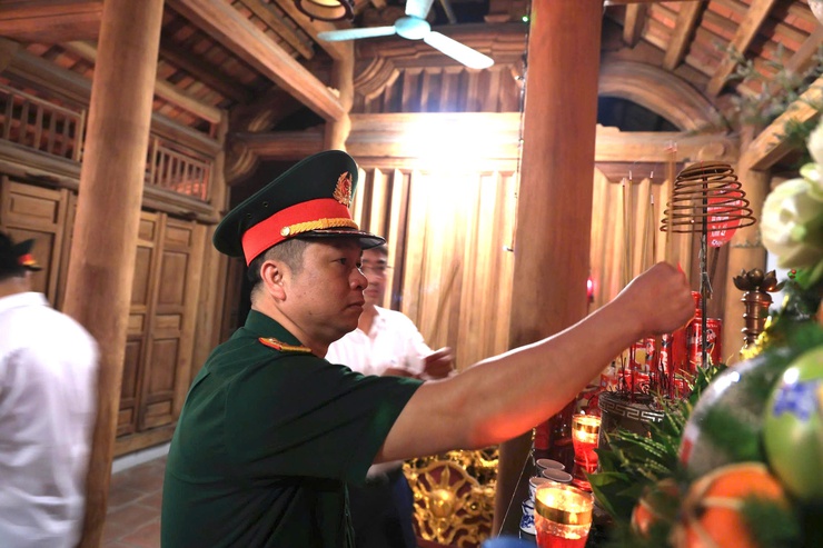CÁC ĐỒNG CHÍ LÃNH ĐẠO XÃ THƯ LÂM TỔ CHỨC DÂNG HƯƠNG, THAM QUAN KHU LƯU NIỆM TỔNG BÍ THƯ NGUYỄN VĂN CỪ- Ảnh 5.