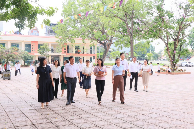 ĐOÀN GIÁM SÁT BAN VĂN HÓA – XÃ HỘI HĐND XÃ THƯ LÂM KIỂM TRA CÔNG TÁC BẢO ĐẢM VỆ SINH AN TOÀN THỰC PHẨM TẠI TRƯỜNG TIỂU HỌC VÂN HÀ- Ảnh 1.