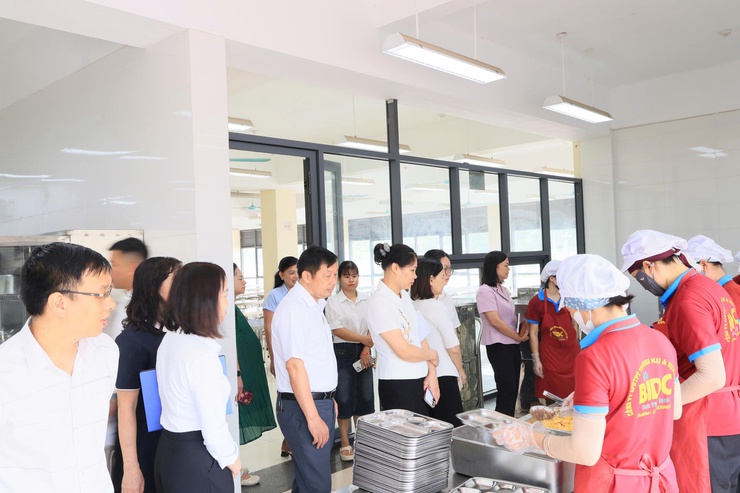 ĐOÀN GIÁM SÁT BAN VĂN HÓA – XÃ HỘI HĐND XÃ THƯ LÂM KIỂM TRA CÔNG TÁC BẢO ĐẢM VỆ SINH AN TOÀN THỰC PHẨM TẠI TRƯỜNG TIỂU HỌC VÂN HÀ- Ảnh 5.