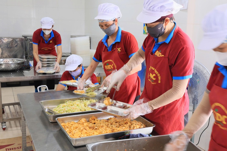ĐOÀN GIÁM SÁT BAN VĂN HÓA – XÃ HỘI HĐND XÃ THƯ LÂM KIỂM TRA CÔNG TÁC BẢO ĐẢM VỆ SINH AN TOÀN THỰC PHẨM TẠI TRƯỜNG TIỂU HỌC VÂN HÀ- Ảnh 6.