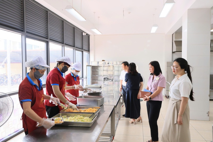 ĐOÀN GIÁM SÁT BAN VĂN HÓA – XÃ HỘI HĐND XÃ THƯ LÂM KIỂM TRA CÔNG TÁC BẢO ĐẢM VỆ SINH AN TOÀN THỰC PHẨM TẠI TRƯỜNG TIỂU HỌC VÂN HÀ- Ảnh 8.