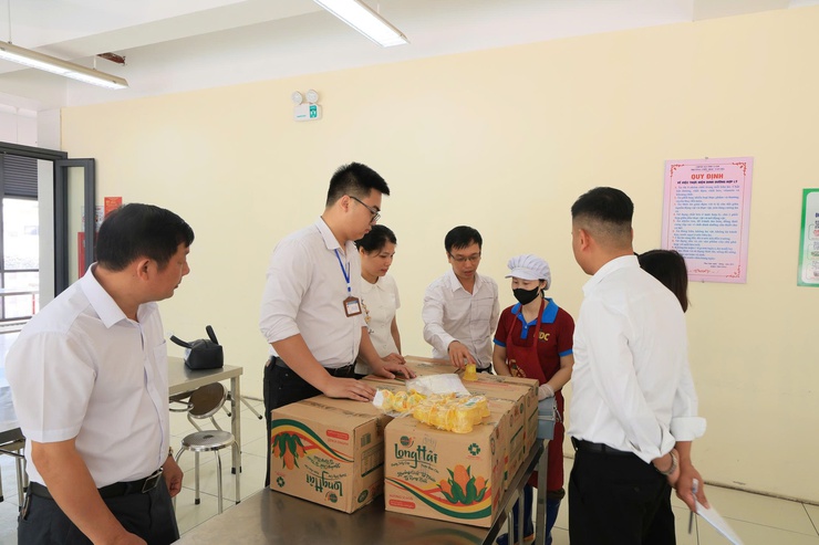 ĐOÀN GIÁM SÁT BAN VĂN HÓA – XÃ HỘI HĐND XÃ THƯ LÂM KIỂM TRA CÔNG TÁC BẢO ĐẢM VỆ SINH AN TOÀN THỰC PHẨM TẠI TRƯỜNG TIỂU HỌC VÂN HÀ- Ảnh 10.