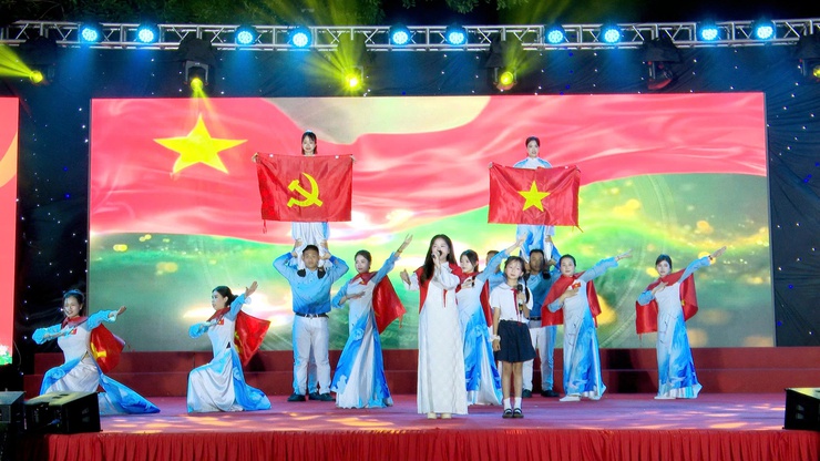 Đảng ủy – HĐND – UBND – Ủy ban MTTQ Việt Nam xã Thư Lâm long trọng tổ chức Liên hoan Ca – Múa – Nhạc “Tháng năm nhớ Bác” chào mừng kỷ niệm 136 năm Ngày sinh Chủ tịch Hồ Chí Minh vĩ đại (19/5/1890 – 19/5/2026).- Ảnh 12.