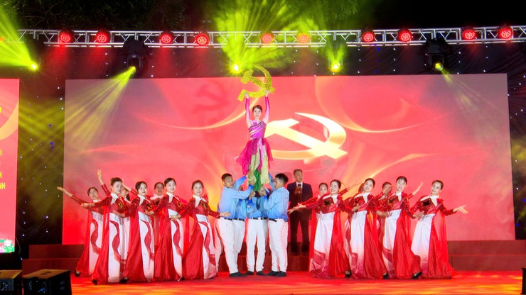 Đảng ủy – HĐND – UBND – Ủy ban MTTQ Việt Nam xã Thư Lâm long trọng tổ chức Liên hoan Ca – Múa – Nhạc “Tháng năm nhớ Bác” chào mừng kỷ niệm 136 năm Ngày sinh Chủ tịch Hồ Chí Minh vĩ đại (19/5/1890 – 19/5/2026).- Ảnh 14.