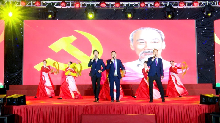 Đảng ủy – HĐND – UBND – Ủy ban MTTQ Việt Nam xã Thư Lâm long trọng tổ chức Liên hoan Ca – Múa – Nhạc “Tháng năm nhớ Bác” chào mừng kỷ niệm 136 năm Ngày sinh Chủ tịch Hồ Chí Minh vĩ đại (19/5/1890 – 19/5/2026).- Ảnh 15.