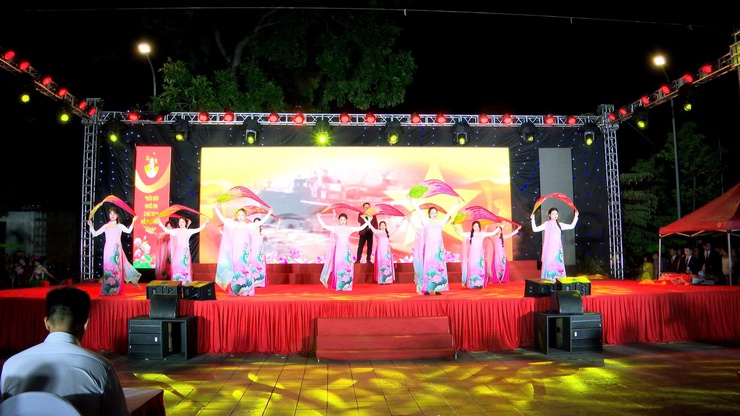 Đảng ủy – HĐND – UBND – Ủy ban MTTQ Việt Nam xã Thư Lâm long trọng tổ chức Liên hoan Ca – Múa – Nhạc “Tháng năm nhớ Bác” chào mừng kỷ niệm 136 năm Ngày sinh Chủ tịch Hồ Chí Minh vĩ đại (19/5/1890 – 19/5/2026).- Ảnh 26.