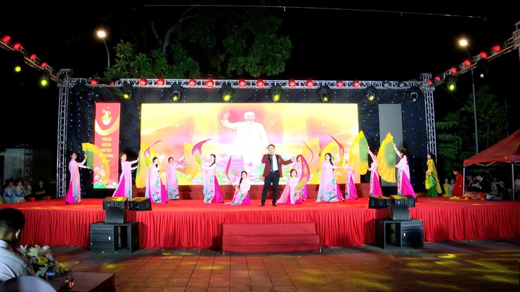 Đảng ủy – HĐND – UBND – Ủy ban MTTQ Việt Nam xã Thư Lâm long trọng tổ chức Liên hoan Ca – Múa – Nhạc “Tháng năm nhớ Bác” chào mừng kỷ niệm 136 năm Ngày sinh Chủ tịch Hồ Chí Minh vĩ đại (19/5/1890 – 19/5/2026).- Ảnh 27.