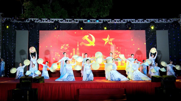 Đảng ủy – HĐND – UBND – Ủy ban MTTQ Việt Nam xã Thư Lâm long trọng tổ chức Liên hoan Ca – Múa – Nhạc “Tháng năm nhớ Bác” chào mừng kỷ niệm 136 năm Ngày sinh Chủ tịch Hồ Chí Minh vĩ đại (19/5/1890 – 19/5/2026).- Ảnh 32.