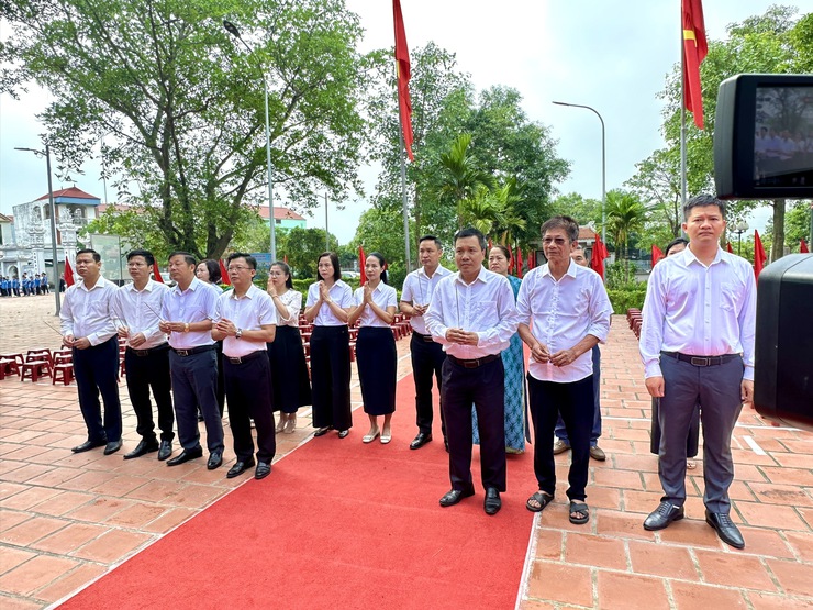 CÁC ĐỒNG CHÍ LÃNH ĐẠO XÃ THƯ LÂM TỔ CHỨC LỄ DÂNG HƯƠNG NHÂN KỶ NIỆM 136 NĂM NGÀY SINH CHỦ TỊCH HỒ CHÍ MINH- Ảnh 2.
