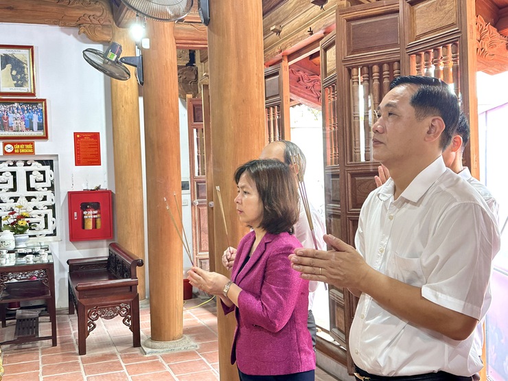 CÁC ĐỒNG CHÍ LÃNH ĐẠO XÃ THƯ LÂM TỔ CHỨC LỄ DÂNG HƯƠNG NHÂN KỶ NIỆM 136 NĂM NGÀY SINH CHỦ TỊCH HỒ CHÍ MINH- Ảnh 3.