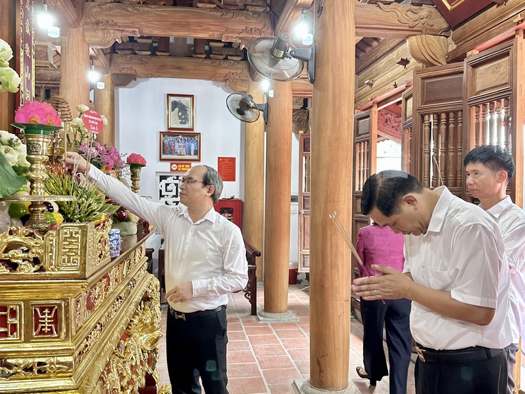 CÁC ĐỒNG CHÍ LÃNH ĐẠO XÃ THƯ LÂM TỔ CHỨC LỄ DÂNG HƯƠNG NHÂN KỶ NIỆM 136 NĂM NGÀY SINH CHỦ TỊCH HỒ CHÍ MINH- Ảnh 4.