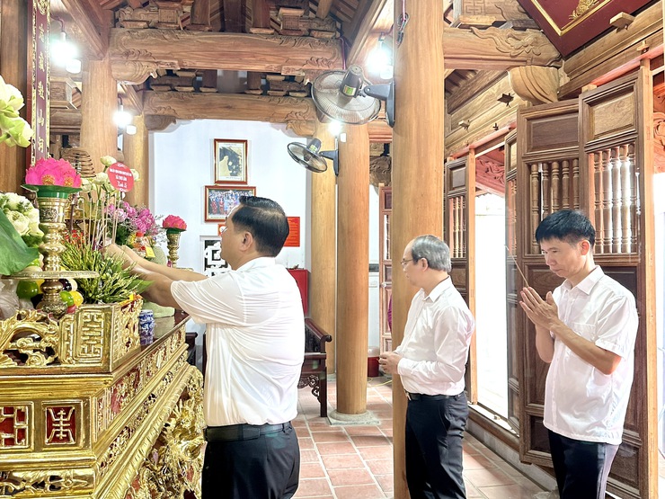 CÁC ĐỒNG CHÍ LÃNH ĐẠO XÃ THƯ LÂM TỔ CHỨC LỄ DÂNG HƯƠNG NHÂN KỶ NIỆM 136 NĂM NGÀY SINH CHỦ TỊCH HỒ CHÍ MINH- Ảnh 5.