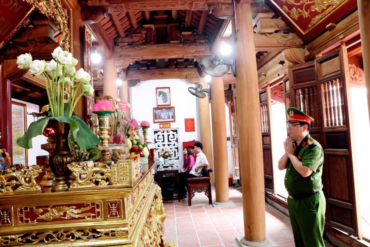 CÁC ĐỒNG CHÍ LÃNH ĐẠO XÃ THƯ LÂM TỔ CHỨC LỄ DÂNG HƯƠNG NHÂN KỶ NIỆM 136 NĂM NGÀY SINH CHỦ TỊCH HỒ CHÍ MINH- Ảnh 6.