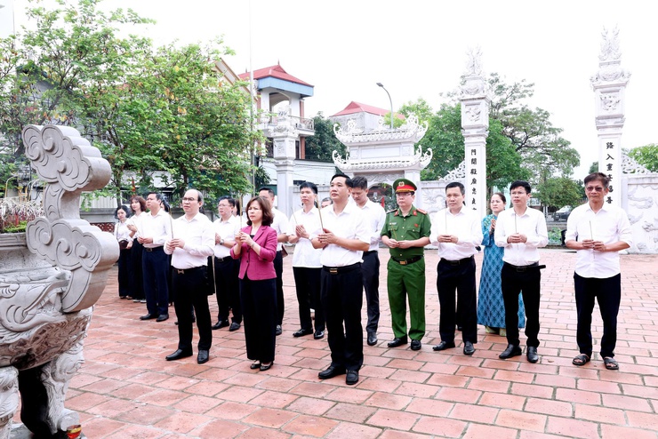 CÁC ĐỒNG CHÍ LÃNH ĐẠO XÃ THƯ LÂM TỔ CHỨC LỄ DÂNG HƯƠNG NHÂN KỶ NIỆM 136 NĂM NGÀY SINH CHỦ TỊCH HỒ CHÍ MINH- Ảnh 8.