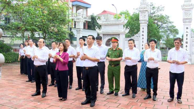 CÁC ĐỒNG CHÍ LÃNH ĐẠO XÃ THƯ LÂM TỔ CHỨC LỄ DÂNG HƯƠNG NHÂN KỶ NIỆM 136 NĂM NGÀY SINH CHỦ TỊCH HỒ CHÍ MINH- Ảnh 1.