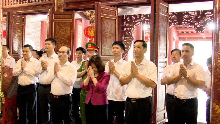 CÁC ĐỒNG CHÍ LÃNH ĐẠO XÃ THƯ LÂM TỔ CHỨC LỄ DÂNG HƯƠNG NHÂN KỶ NIỆM 136 NĂM NGÀY SINH CHỦ TỊCH HỒ CHÍ MINH- Ảnh 9.