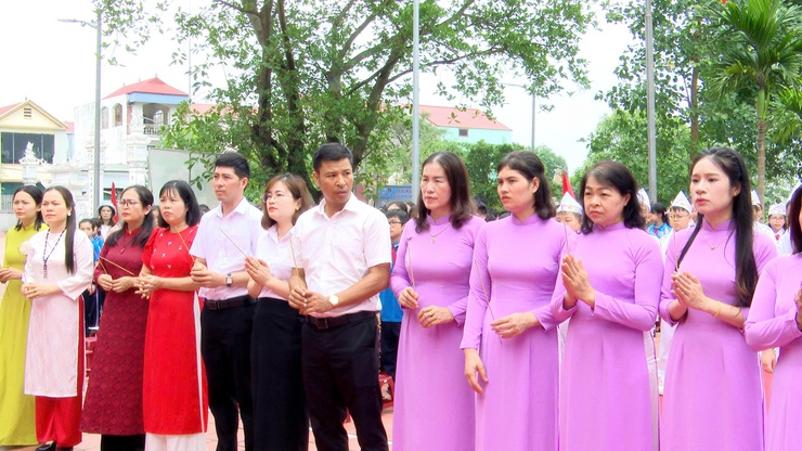 TRƯỜNG TIỂU HỌC THƯ LÂM LONG TRỌNG TỔ CHỨC “LỄ TRƯỞNG THÀNH CHO HỌC SINH LỚP 5 NIÊN KHÓA 2021 – 2026” TẠI NHÀ LƯU NIỆM BÁC HỒ THÔN LỖ KHÊ.- Ảnh 5.
