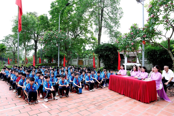 TRƯỜNG TIỂU HỌC THƯ LÂM LONG TRỌNG TỔ CHỨC “LỄ TRƯỞNG THÀNH CHO HỌC SINH LỚP 5 NIÊN KHÓA 2021 – 2026” TẠI NHÀ LƯU NIỆM BÁC HỒ THÔN LỖ KHÊ.- Ảnh 13.