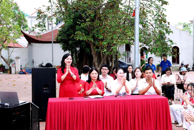 TRƯỜNG TIỂU HỌC THƯ LÂM LONG TRỌNG TỔ CHỨC “LỄ TRƯỞNG THÀNH CHO HỌC SINH LỚP 5 NIÊN KHÓA 2021 – 2026” TẠI NHÀ LƯU NIỆM BÁC HỒ THÔN LỖ KHÊ.- Ảnh 1.