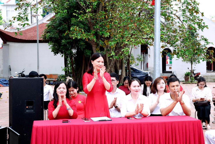 TRƯỜNG TIỂU HỌC THƯ LÂM LONG TRỌNG TỔ CHỨC “LỄ TRƯỞNG THÀNH CHO HỌC SINH LỚP 5 NIÊN KHÓA 2021 – 2026” TẠI NHÀ LƯU NIỆM BÁC HỒ THÔN LỖ KHÊ.- Ảnh 2.