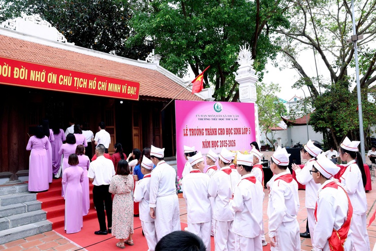 TRƯỜNG TIỂU HỌC THƯ LÂM LONG TRỌNG TỔ CHỨC “LỄ TRƯỞNG THÀNH CHO HỌC SINH LỚP 5 NIÊN KHÓA 2021 – 2026” TẠI NHÀ LƯU NIỆM BÁC HỒ THÔN LỖ KHÊ.- Ảnh 8.