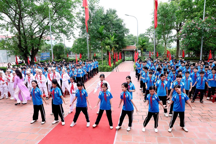 TRƯỜNG TIỂU HỌC THƯ LÂM LONG TRỌNG TỔ CHỨC “LỄ TRƯỞNG THÀNH CHO HỌC SINH LỚP 5 NIÊN KHÓA 2021 – 2026” TẠI NHÀ LƯU NIỆM BÁC HỒ THÔN LỖ KHÊ.- Ảnh 25.