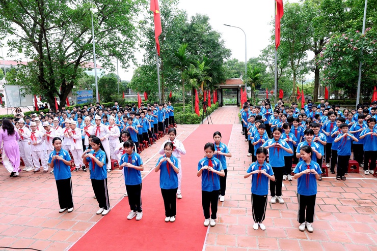 TRƯỜNG TIỂU HỌC THƯ LÂM LONG TRỌNG TỔ CHỨC “LỄ TRƯỞNG THÀNH CHO HỌC SINH LỚP 5 NIÊN KHÓA 2021 – 2026” TẠI NHÀ LƯU NIỆM BÁC HỒ THÔN LỖ KHÊ.- Ảnh 26.