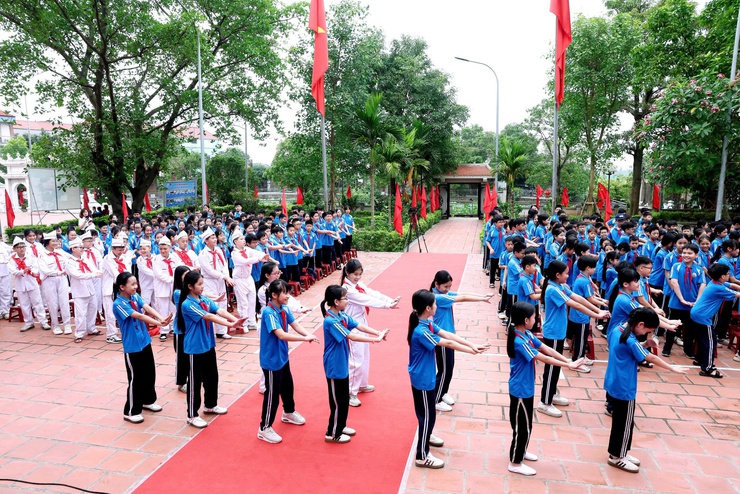 TRƯỜNG TIỂU HỌC THƯ LÂM LONG TRỌNG TỔ CHỨC “LỄ TRƯỞNG THÀNH CHO HỌC SINH LỚP 5 NIÊN KHÓA 2021 – 2026” TẠI NHÀ LƯU NIỆM BÁC HỒ THÔN LỖ KHÊ.- Ảnh 27.