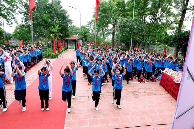 TRƯỜNG TIỂU HỌC THƯ LÂM LONG TRỌNG TỔ CHỨC “LỄ TRƯỞNG THÀNH CHO HỌC SINH LỚP 5 NIÊN KHÓA 2021 – 2026” TẠI NHÀ LƯU NIỆM BÁC HỒ THÔN LỖ KHÊ.- Ảnh 28.