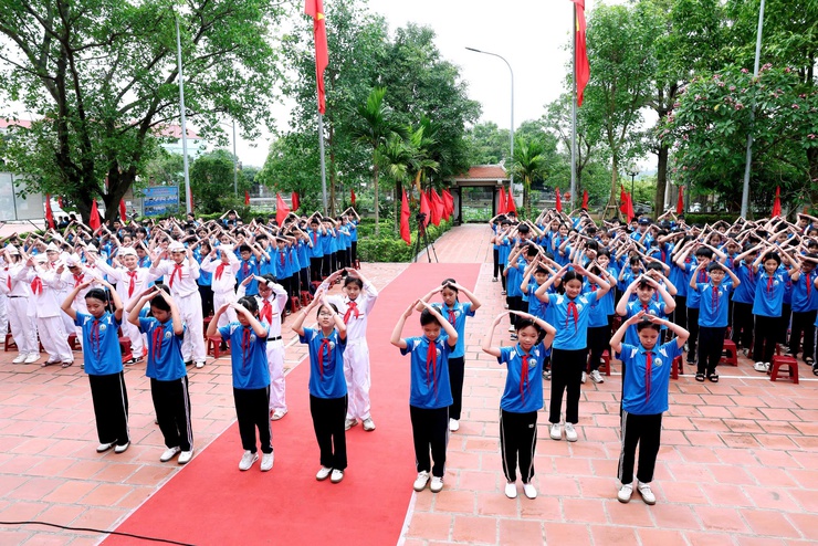 TRƯỜNG TIỂU HỌC THƯ LÂM LONG TRỌNG TỔ CHỨC “LỄ TRƯỞNG THÀNH CHO HỌC SINH LỚP 5 NIÊN KHÓA 2021 – 2026” TẠI NHÀ LƯU NIỆM BÁC HỒ THÔN LỖ KHÊ.- Ảnh 29.