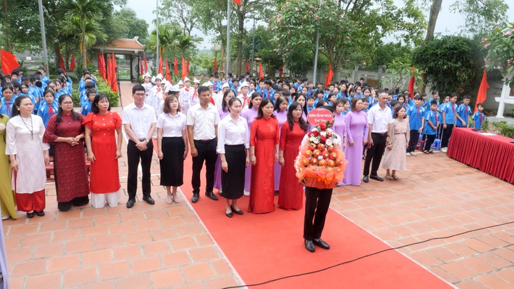 TRƯỜNG TIỂU HỌC THƯ LÂM LONG TRỌNG TỔ CHỨC “LỄ TRƯỞNG THÀNH CHO HỌC SINH LỚP 5 NIÊN KHÓA 2021 – 2026” TẠI NHÀ LƯU NIỆM BÁC HỒ THÔN LỖ KHÊ.- Ảnh 3.